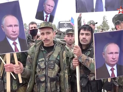 Fotograma de un vídeo de tvzvezda.ru que muestra a soldados sirios que sostienen carteles con el rostro de Putin.