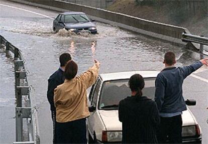 Estado en el que quedó la incorporación a la carretera N-V (Alcorcón) en dirEcción a Madrid como consecuencia de las lluvias de ayer.