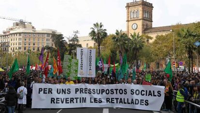 Médicos, personal sanitario, profesores, estudiantes y funcionarios de la Generalitat durante una manifestación en Barcelona.