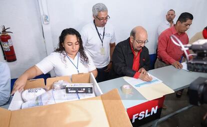 Traslado de las papeletas controlado por un diputado del Frente Sandinista.