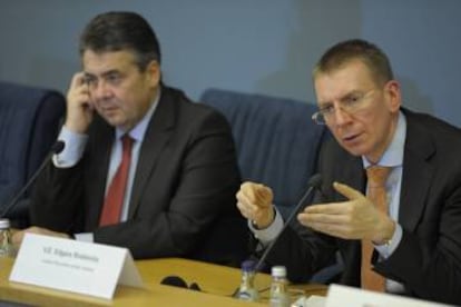 Edgars Rinkēvičs (right), Latvia's foreign minister, visited Spain in April.