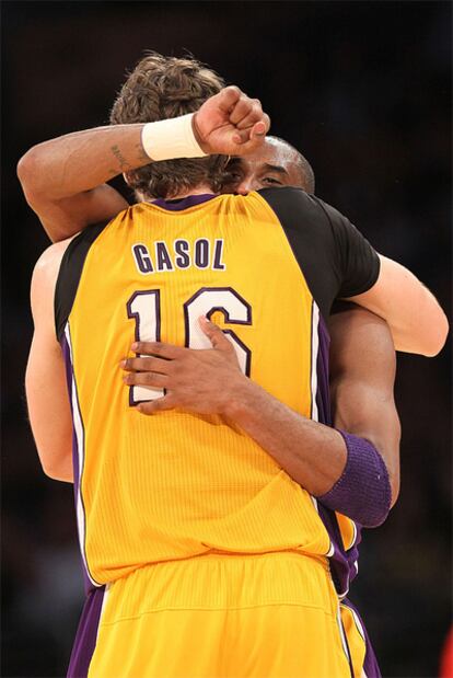 Pau Gasol y Kobe Bryant se abrazan tras el triunfo de los Lakers.