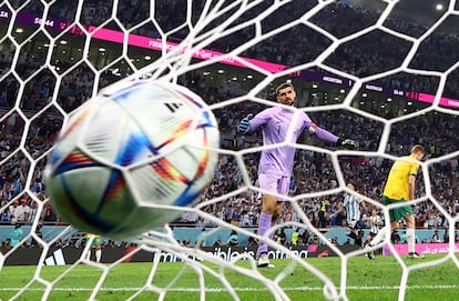 El australiano Keanu Baccus reacciona tras el gol del argentino Julián Álvarez .