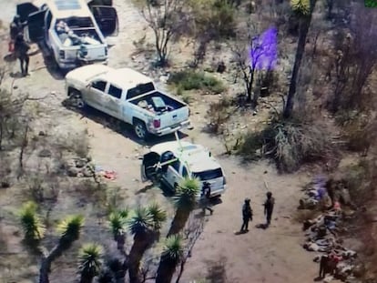 Autoridades alrededor de las camionetas en las que viajaban las 23 migrantes desaparecidas cerca de Matehuala este 6 de abril, en una captura de pantalla.