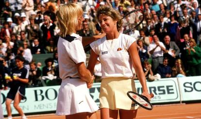 Evert saluda a Navratilova tras ganar Roland Garros en 1985.