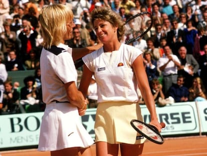 Evert saluda a Navratilova tras ganar Roland Garros en 1985.