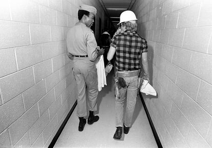 Victor Willis y David Hodo, dos de los miembros de Village People, en el 'backstage' durante un concierto en Atlanta en 1979.