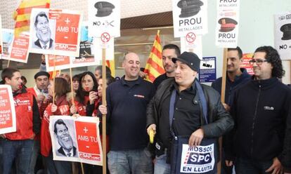 Algunos de los 'mossos' que se manifiestan en la comisaría de Barcelona.