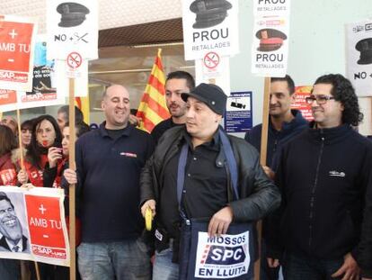 Algunos de los &#039;mossos&#039; que se manifiestan en la comisar&iacute;a de Barcelona. 