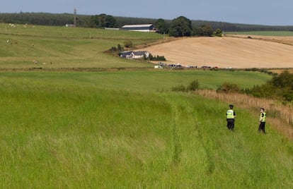 Tres personas, incluido el conductor del tren, han muerto en un accidente ocurrido cerca de Stonehaven, en Aberdeenshire, (Escocia). Otros seis pasajeros fueron trasladados al hospital. El accidente se produjo tras un deslizamiento de tierra debido a las fuertes lluvias. 