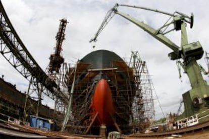 Un barco en construcción en el dique seco de los astilleros de Gdansk (Polonia).