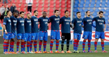 Los jugadores del Levante vistieron una camiseta con la dedicatoria 'Gracias Luis'