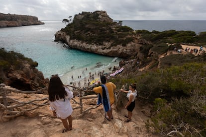 Turistas y vecinos en la Cala del Moro en Mallorca, este domingo.