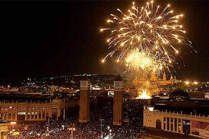 La plaza de España y la avenida María Cristina se llenaron de público para ver el Piromusical.