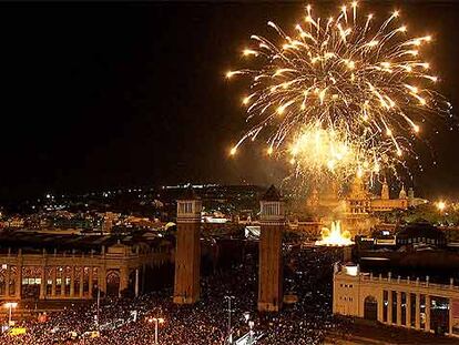La plaza de España y la avenida María Cristina se llenaron de público para ver el Piromusical.