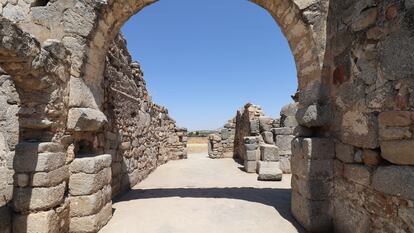 Arco reconstruido de la iglesia visigoda de San Pedro de la Mata, en Sonseca (Toledo).