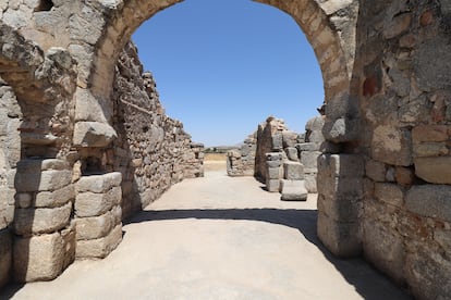 Arco reconstruido de la iglesia visigoda de San Pedro de la Mata, en Sonseca (Toledo).