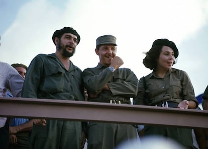El Ministro de Defensa Raúl Castro, centro, acompañado de Ernesto 'Che' Guevara, izquierda, y su esposa Vilma Espín, en 1964.
