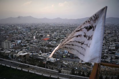 Una bandera casera del Emirato ondea sobre Kabul, el 5 de octubre. En las primeras semanas desde la instauración de la nueva autoridad, la anterior bandera tricolor ha sido casi desplazada por completo por la elegida por el movimiento talibán en la que aparece escrito negro sobre blanco "No hay más dios que Alá y Mahoma es su profeta".