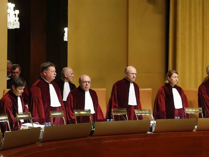 Los jueces hacen su entrada en el Tribunal de Justicia de la Uni&oacute;n Europea.