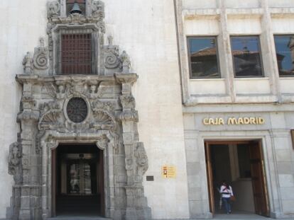 Edificio de la Fundaci&oacute;n Montemadrid puesto a la venta.