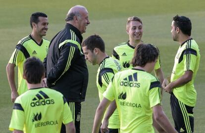 Del Bosque, rodeado de jugadores antes del duelo de Bolivia.