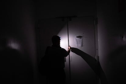 Compa camina por un pasillo sin luz del hotel ocupado de San Blas.