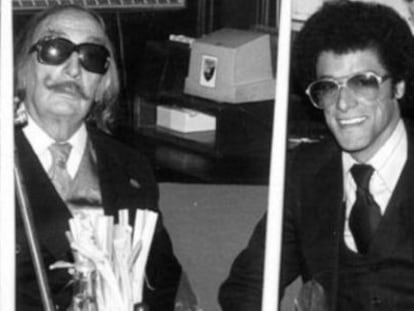 El diseñador de portadas musicales Izzy Sanabria junto a Salvador Dalí.