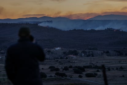 Vista general del incendio forestal en Villanueva de Viver, el jueves. 