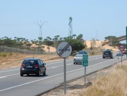 Un tramo de la carretera que une El Rocío con Matalascañas.