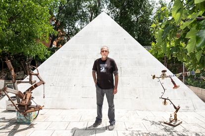 Miguel Martín, ante la pirámide egipcia que ha construido en el jardín de su casa en la Cañada Real.