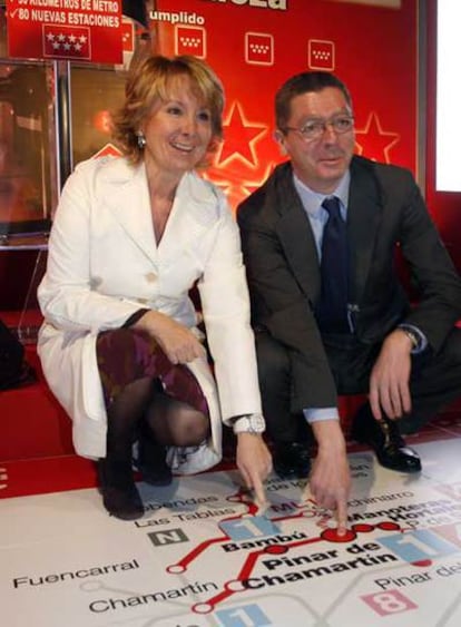 Esperanza Aguirre y Alberto Ruiz-Gallardón inauguran una línea de metro.