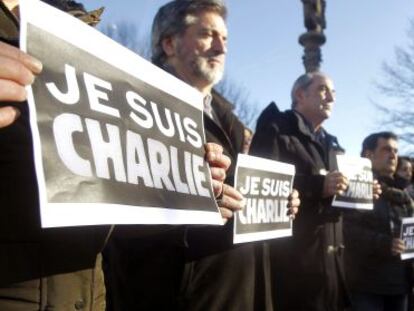 Concentración de homenaje a las víctimas del atentado de París organizado este jueves por el PSE-EE en San Sebastián. 