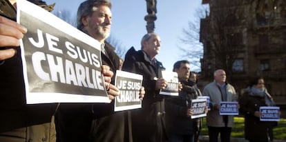 Concentración de homenaje a las víctimas del atentado de París organizado este jueves por el PSE-EE en San Sebastián. 