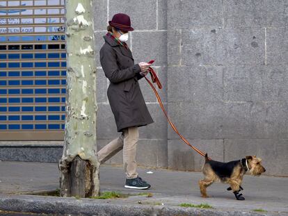 La Infanta Elena sale a pasear a su mascota durante protegida con mascarilla y guantes, en Madrid a 19 de Marzo de 2020.
PERRO;SOMBRERO;MASCARILLA;CORREA;GUANTES LATEX
Jose Velasco / Europa Press
19/03/2020 