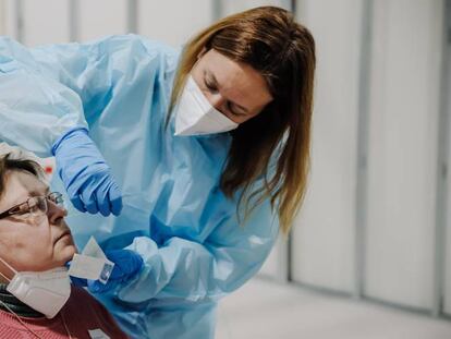 Una sanitaria realiza una prueba PCR en el Hospital Zendal en Madrid. 