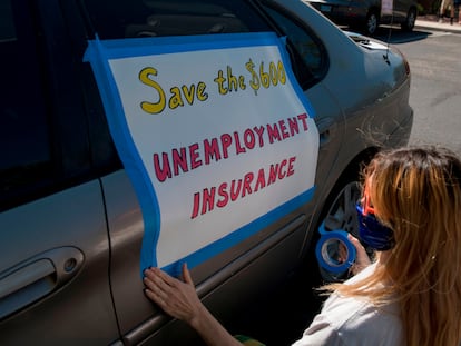 Mulher pede ampliação do seguro-desemprego, durante protesto em Las Vegas (EUA), em agosto de 2020.