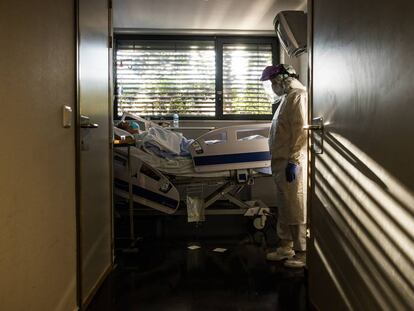 Un paciente con coronavirus, en urgencias del hospital La Paz, en Madrid.