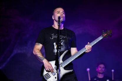 El bajista de Muse, Christopher Wolstenholme, durante el concierto de la banda en el festival MadCool, en Madrid.