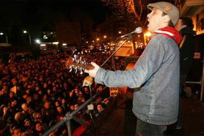 El cantante Manu Chao, durante el concierto que ofreció anoche a los concentrados frente a la Embajada de EE UU, en la calle Serrano.
