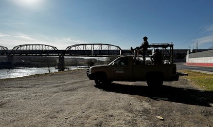 Elementos del Ejército mexicano vigilan las orillas del río Grande tras la toma de posesión de Donald Trump, en Piedras Negras, México.