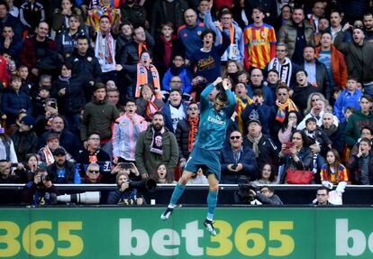 Cristiano Ronaldo tras adelantar de penalti al Madrid en Mestalla.