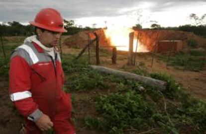 En la imagen, un funcionario de la empresa argentina Pluspetrol camina frente al pozo petrolero Tacobo X 1002. EFE/Archivo