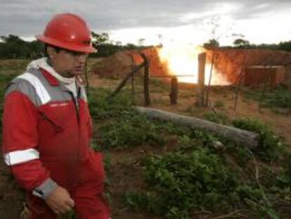 En la imagen, un funcionario de la empresa argentina Pluspetrol camina frente al pozo petrolero Tacobo X 1002. EFE/Archivo