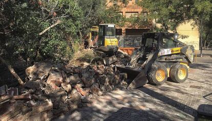 Les màquines que divendres passat van enderrocar el mur.