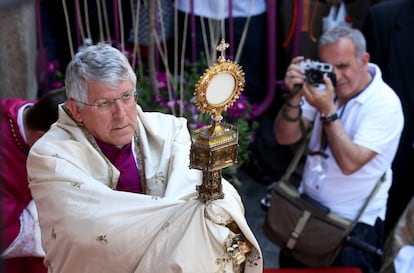 El anterior arzobispo de Toledo, Braulio Rodríguez, en la procesión de la festividad del Corpus Christi, en 2015. 