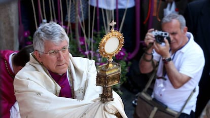 El arzobispo de Toledo, Braulio Rodríguez, en la procesión de la festividad del Corpus Christi en Toledo en 2015. 