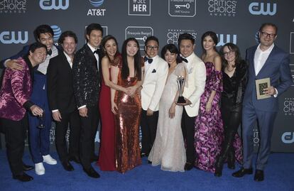 El elenco y equipo de 'Crazy Rich Asians' festeja su premio como Mejor Comedia.