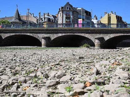 Puente sobre el río Savoureuse, seco a su paso por la localidad de Belfort, al noreste de Francia, en una imagen de este viernes.