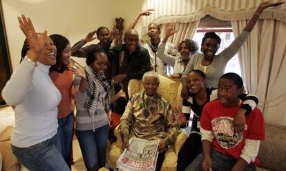 Mandela en su 90&ordm; cumplea&ntilde;os, en 2008, rodeado de sus nietos.